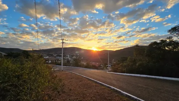 O Melhor Pôr do Sol do Ville des Lacs: Lote Exclusivo de 970m² no Ponto Mais Nobre
