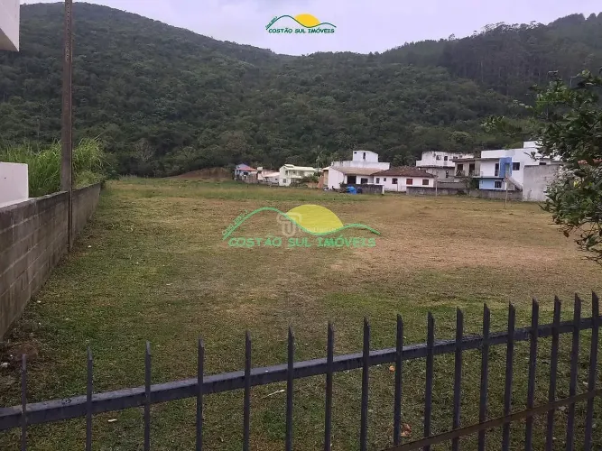 Terreno de 81.006 62 m2 a 260 metros da praia, com potencial hoteleiro - Pântano do Sul -