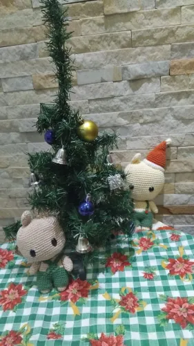 Mini Árvore de Natal 50cm com Enfeites e Casal Amigurumi