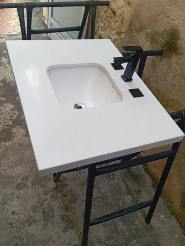Pia em Quartzo branco e cuba de louça nova. 80 cm x 55 cm
