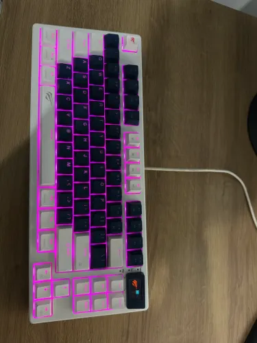 Havit KB884L, teclado mecânico RGB