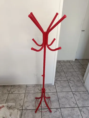 Cabideiro mancebo vermelho