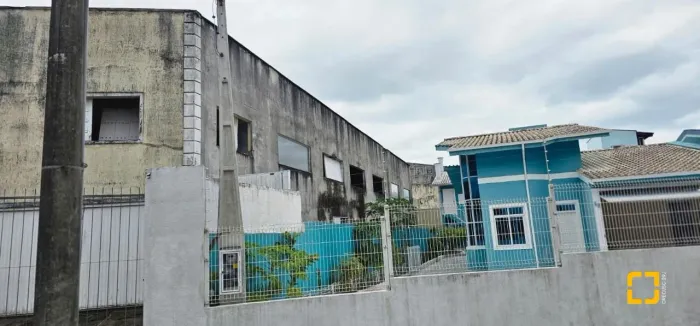 Galpão comercial com terreno de 466m²