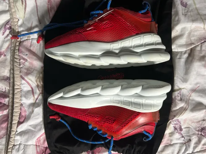Versace Chain Reaction Sneakers em vermelho