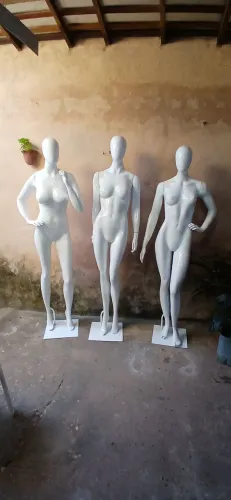Manequim de fibra completo branco feminino 