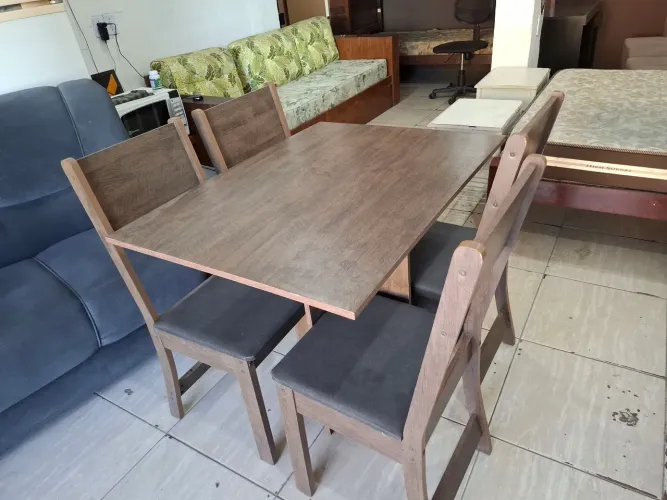 MESA COM 4 CADEIRAS 