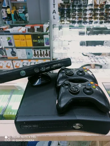 Xbox 360 com Aurora, Vários jogos na memória e controles originais com Kinect + Garantia.