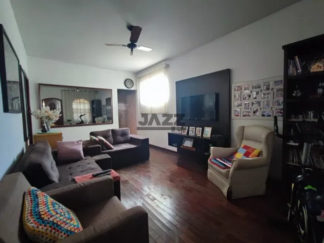 Casa à venda com 159 m², 3 quartos e 2 banheiros no Centro de Piracicaba
