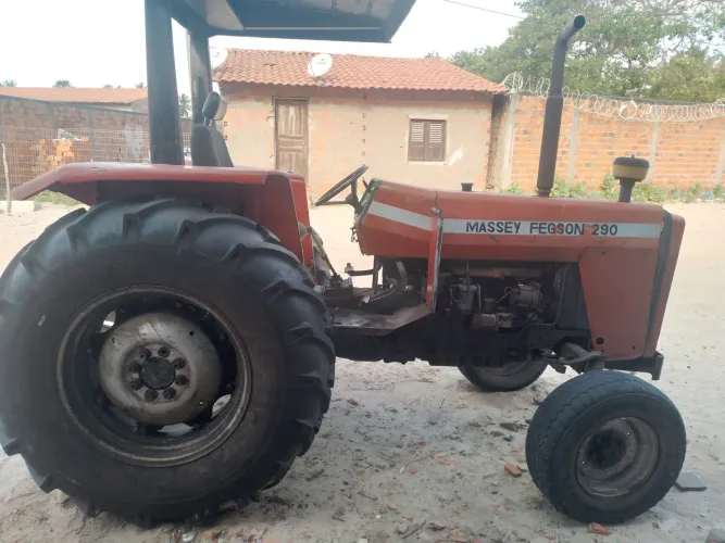 Vende se um trator 