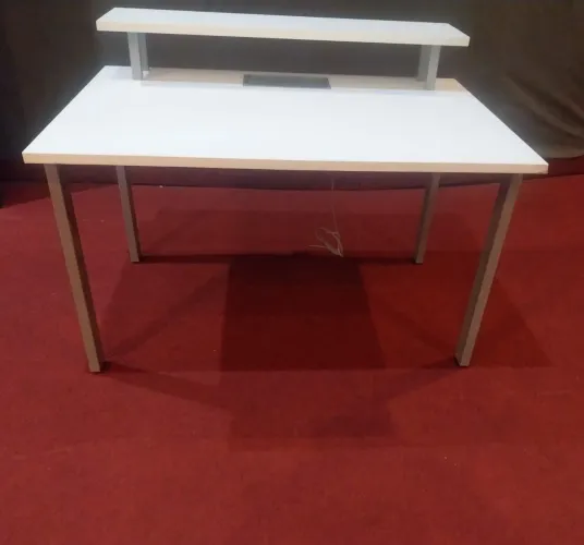 Mesa de Escritório C/ caixa de tomada e Rede