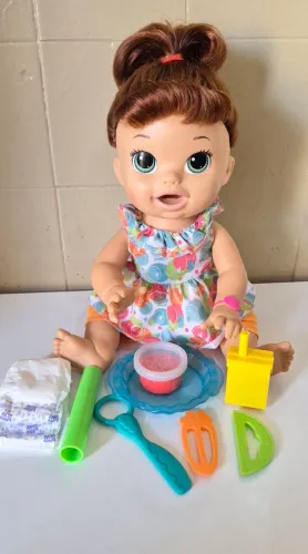 Boneca baby alive sara comilona morena.