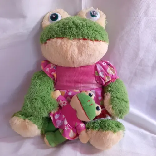 Sapo de pelúcia (sapa) com sapinha filhote