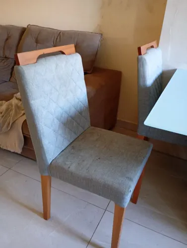 Mesa de vidro com 4 cadeiras