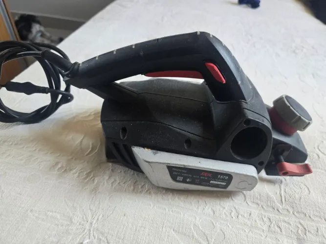 Plaina Elétrica 900 Watts Modelo 1570 Da Skil Cor<br><br>Preto/vermelho