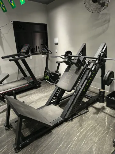 Vendo aparelho de musculação hack squat com 8 meses de uso