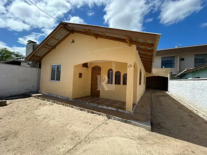 Casa com 03 dormitórios para locação com vaga de garagem coberta, próximo a escola, mercad