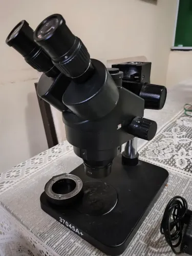 Microscópio Trinocular 