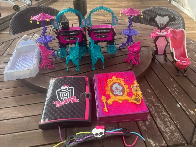 Coisas de Monster  High originais e usadas Leia a descrição 