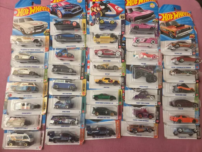 Carrinhos Hot Wheels, vários modelos 