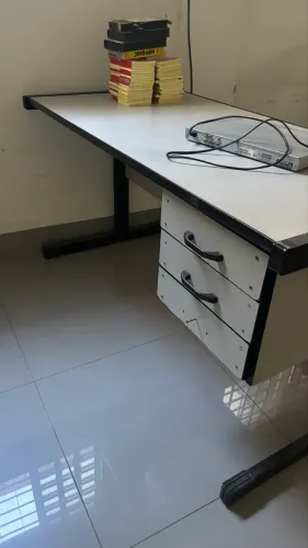Mesa com 3 gavetas