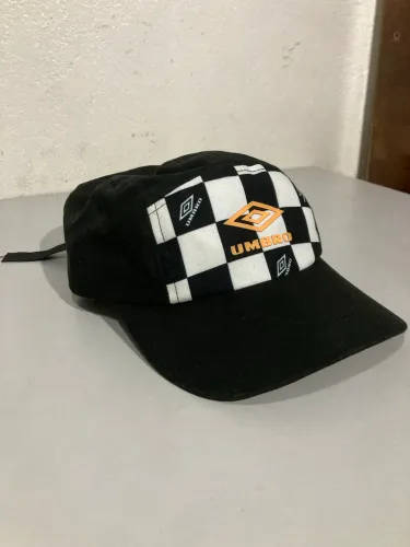 BONÉ UMBRO