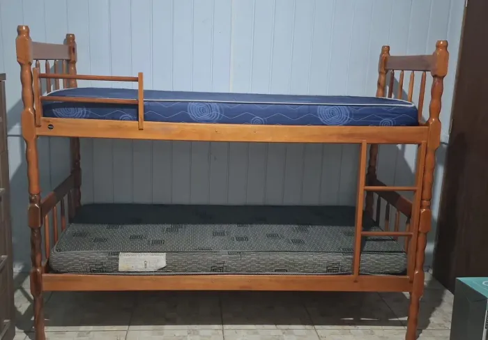 Cama semi nova madeira pura com colchões semi novos
