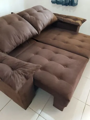 É um sofá retrátil reclinável