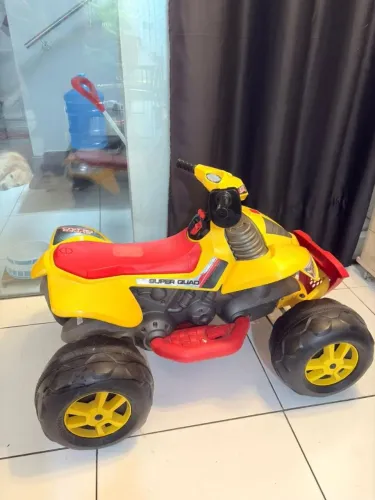 Vendo um quadriciclo elétrico infantil