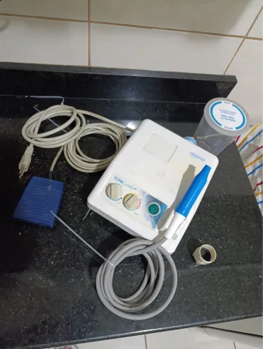 Ultrassom Periodontal piso elétrico com reservatório acoplado.