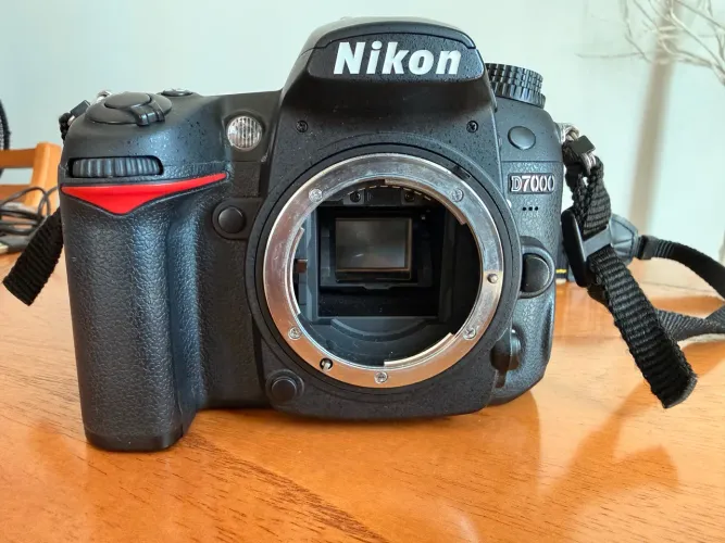 Nikon D7000 + 18-200mm VR II + Filtros Hoya CPL e UV + Bateria