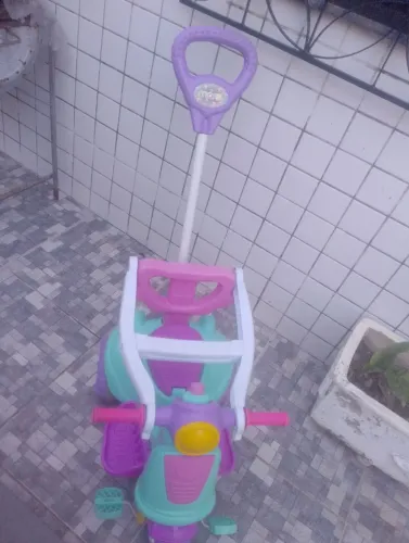 Carinho de passeio de menina