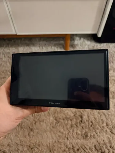 Multimídia Pioneer DMH-A5650BT com defeito na tela.