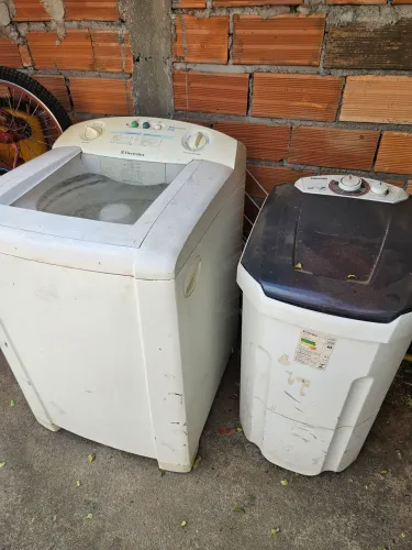 Desapego, desocupar o espaço 200 reais a máquina e o tanquinho.