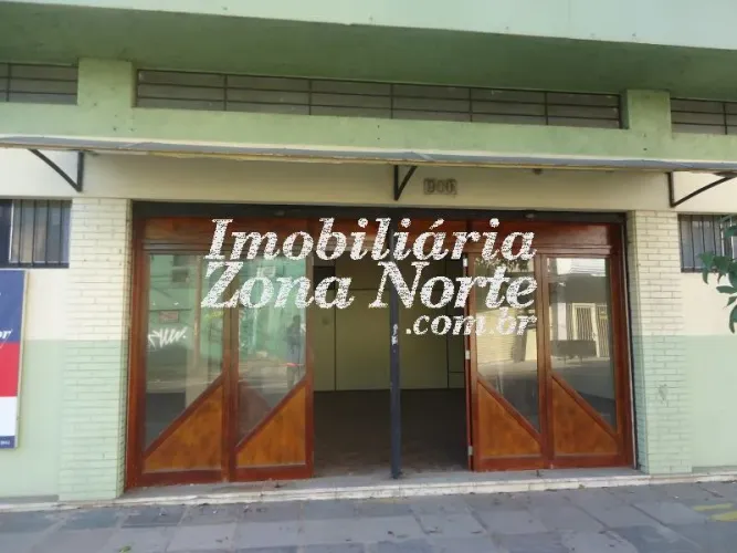 LOJÃO com 100m2, sala com divisória, 2 banheiros, porta de vidro e madeira, 2 cortinas de 
