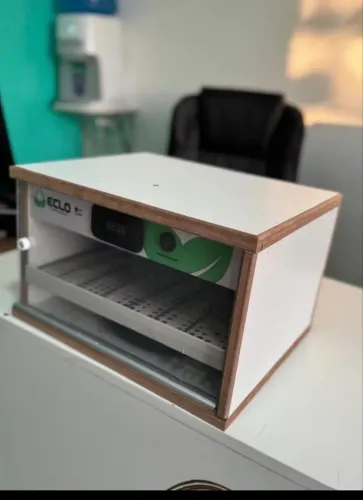 Chocadeira 30 ovos ,automática e com ovoscopio