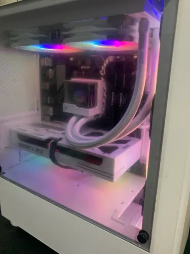 PC Gamer Premium Ryzen 7 9800X3D + RTX 5060 | 32GB DDR5 | RGB + Watercooler