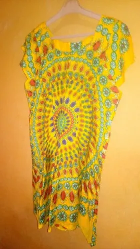 Vestido Amarelo manga curta com designer de uma mandala
