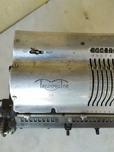 Máquina de Calcular antiga Alemã