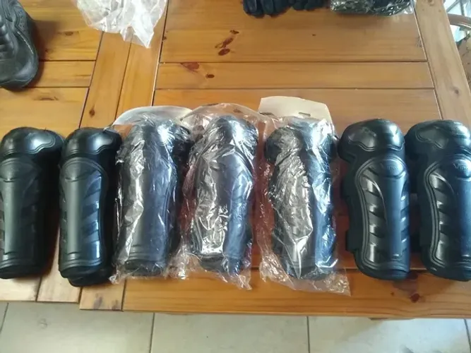 Lote EPI,s botas, luvas, joelheiras e cotoveleiras 