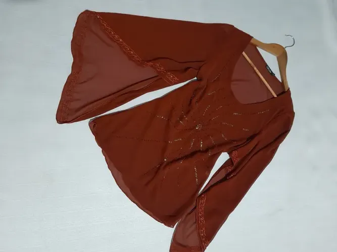 Blusa bordada, manga flare da SOCCOR. 