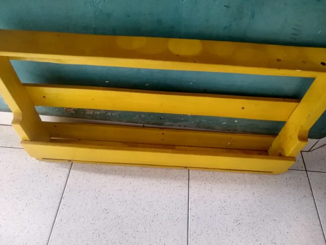Prateleira de madeira para plantas