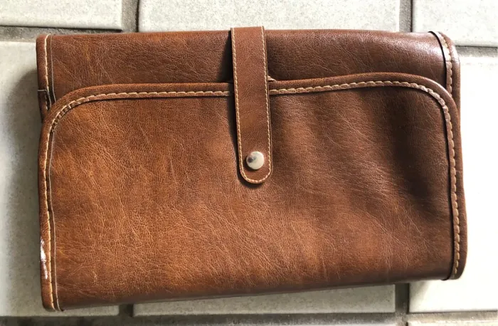 Necessaire marrom em couro sintético 