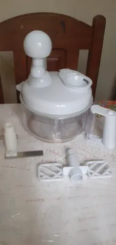 Multiprocessador de alimentos manual. 