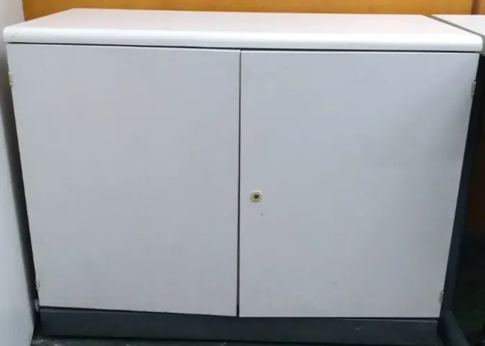 Armário Baixo com 2 divisórias Material em Arvoplac e base em Metal