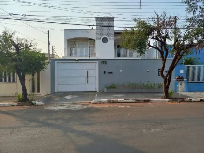 Casa à venda em ótima localização no Centro em Cosmópolis