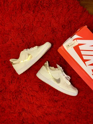 Tênis Nike Dunk Creme e Dourado