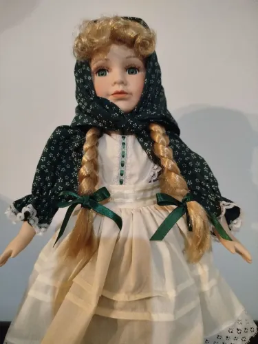 Boneca portuguesa colecionavel.