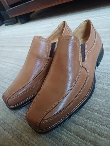 Sapatos sociais de couro marrom