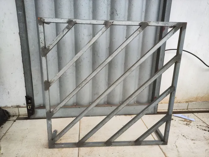 Grade de proteção de metalon medindo 70x70