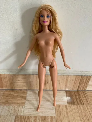 Boneca Barbie loira cabelo longo